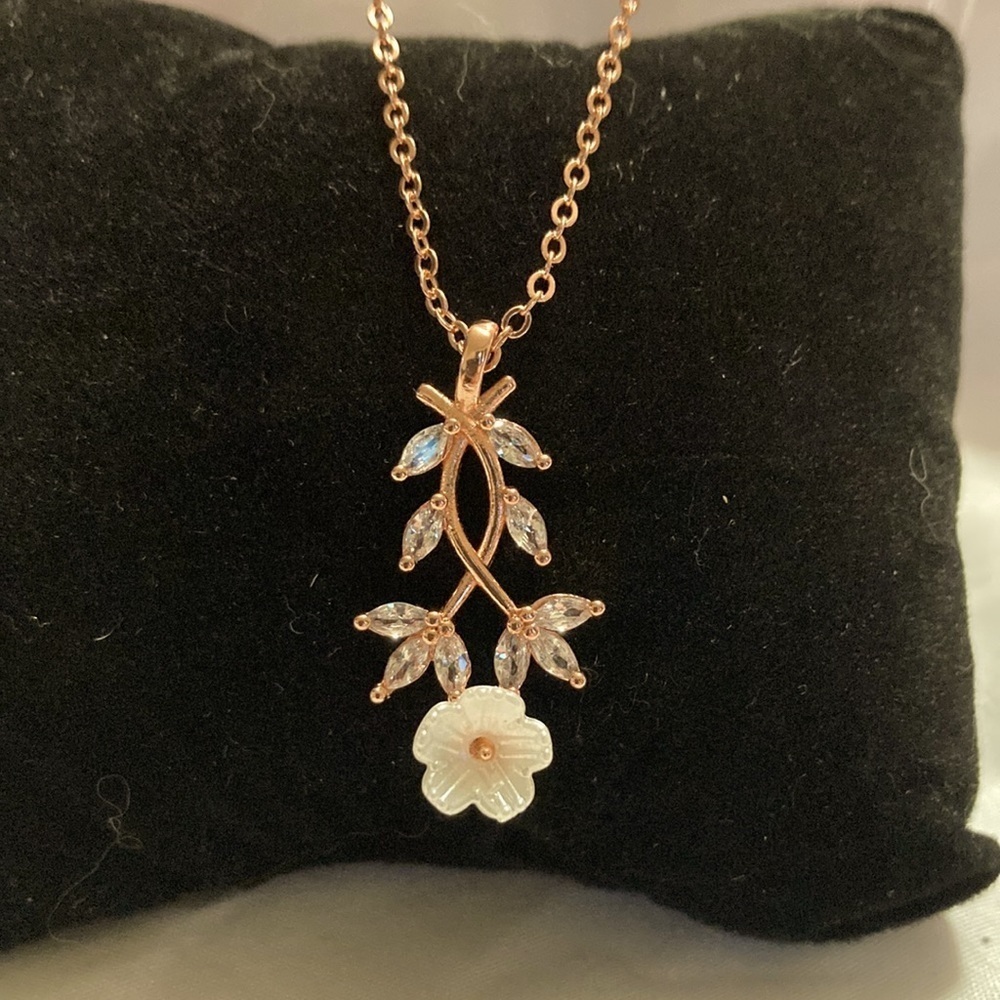 Rose gold flower necklace